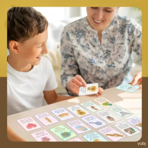 Ein Junge und eine Frau, die ein Gedächtnisspiel mit illustrierten Karten auf einem Tisch spielen.