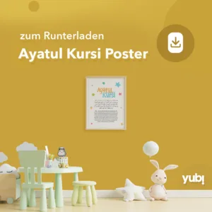 Werbegrafik für ein Ayatul Kursi Poster zum Herunterladen mit kinderfreundlichem Interieur: Tisch und Stühle im Vordergrund, Plüschhase und Kissen, Poster an einer gelben Wand und Logo mit Download-Symbol.
