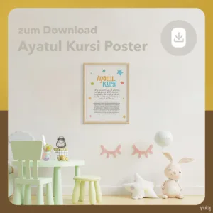 Alt-Text: Ein Kinderzimmer mit hellen Farben. An der Wand hängt ein gerahmtes Ayatul Kursi Poster mit arabischer Kalligraphie und bunten Sternen. Im Vordergrund sieht man ein kindgerechtes Tisch- und Stuhlset in Pastellgrün, eine Uhr, Schulutensilien und ein Spielzeugkaninchen neben einem mit Sternen geschmückten Kissen. Rechts an der Wand sind dekorative rosa Wimpern angebracht.