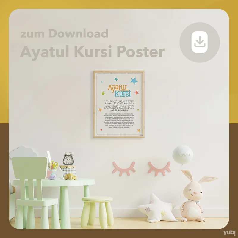 Alt-Text: Ein Kinderzimmer mit hellen Farben. An der Wand hängt ein gerahmtes Ayatul Kursi Poster mit arabischer Kalligraphie und bunten Sternen. Im Vordergrund sieht man ein kindgerechtes Tisch- und Stuhlset in Pastellgrün, eine Uhr, Schulutensilien und ein Spielzeugkaninchen neben einem mit Sternen geschmückten Kissen. Rechts an der Wand sind dekorative rosa Wimpern angebracht.