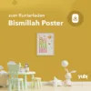 Werbegrafik für ein "Bismillah Poster" zum Herunterladen mit einem Kinderzimmerinterieur, das einen kleinen Tisch mit Stühlen, Spielzeug und das Poster an der Wand zeigt.