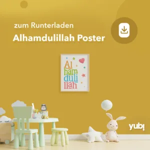 Ein Kinderzimmer mit ockergelber Wand, darauf ein "Alhamdulillah"-Poster oberhalb eines grünen Kindertisches mit passenden Hockern, daneben ein weißer sternförmiges Kissen und ein Stofftier-Hase, darunter Text "zum Runterladen Alhamdulillah Poster" und das Logo "yubi".