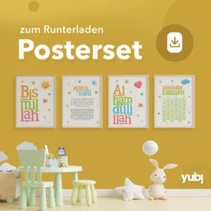 Ein Kinderzimmer mit einer gelben Wand, an der vier gerahmte Poster mit religiösen und ermutigenden Texten in bunten Farben hängen. Unten steht ein kleiner grüner Kindertisch mit Stühlen und Spielzeug, darunter ein Kuschelhase und ein Wolkenkissen. Oben rechts ist ein Download-Symbol und das Wort "yub!" in der unteren rechten Ecke.