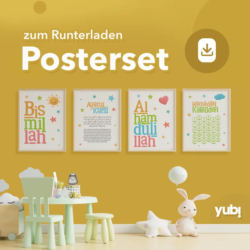 Ein Kinderzimmer mit einer gelben Wand, an der vier gerahmte Poster mit religiösen und ermutigenden Texten in bunten Farben hängen. Unten steht ein kleiner grüner Kindertisch mit Stühlen und Spielzeug, darunter ein Kuschelhase und ein Wolkenkissen. Oben rechts ist ein Download-Symbol und das Wort "yub!" in der unteren rechten Ecke.
