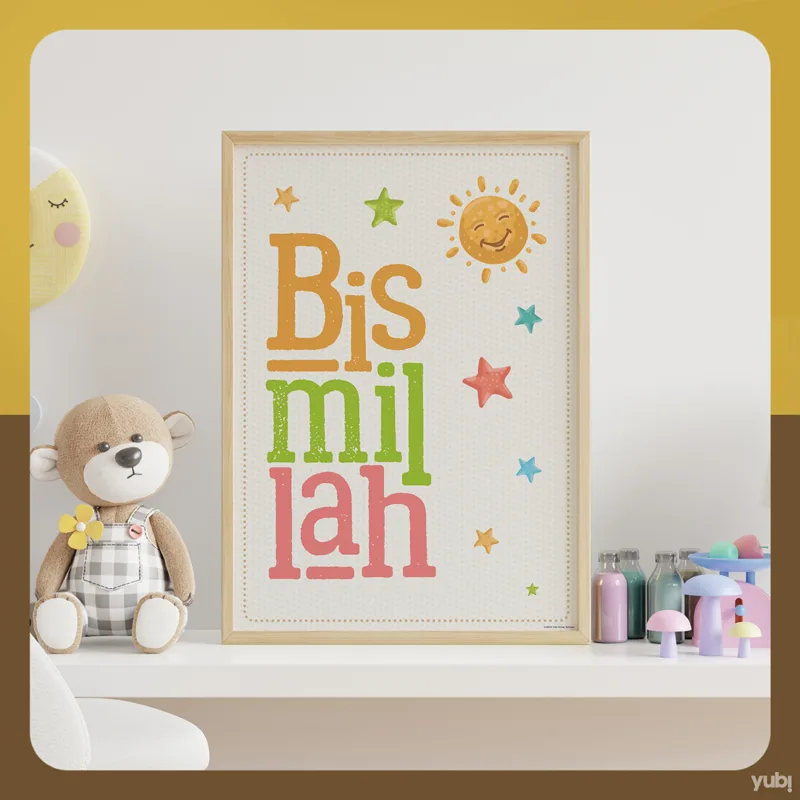 Ein gerahmtes Bild mit der Aufschrift "Bismillah" in bunten Buchstaben, daneben ein lächelnder Plüschteddy und Kinderzimmerdekorationen auf einem Regal.