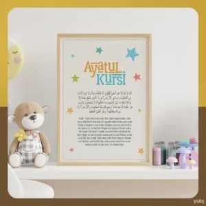 Kinderzimmer mit einem gerahmten Bild des Ayatul Kursi an der Wand, daneben ein Teddybär und bunte Flaschen auf einem Regal.