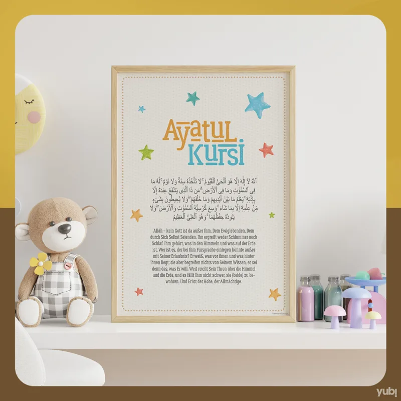 Kinderzimmer mit einem gerahmten Bild des Ayatul Kursi an der Wand, daneben ein Teddybär und bunte Flaschen auf einem Regal.