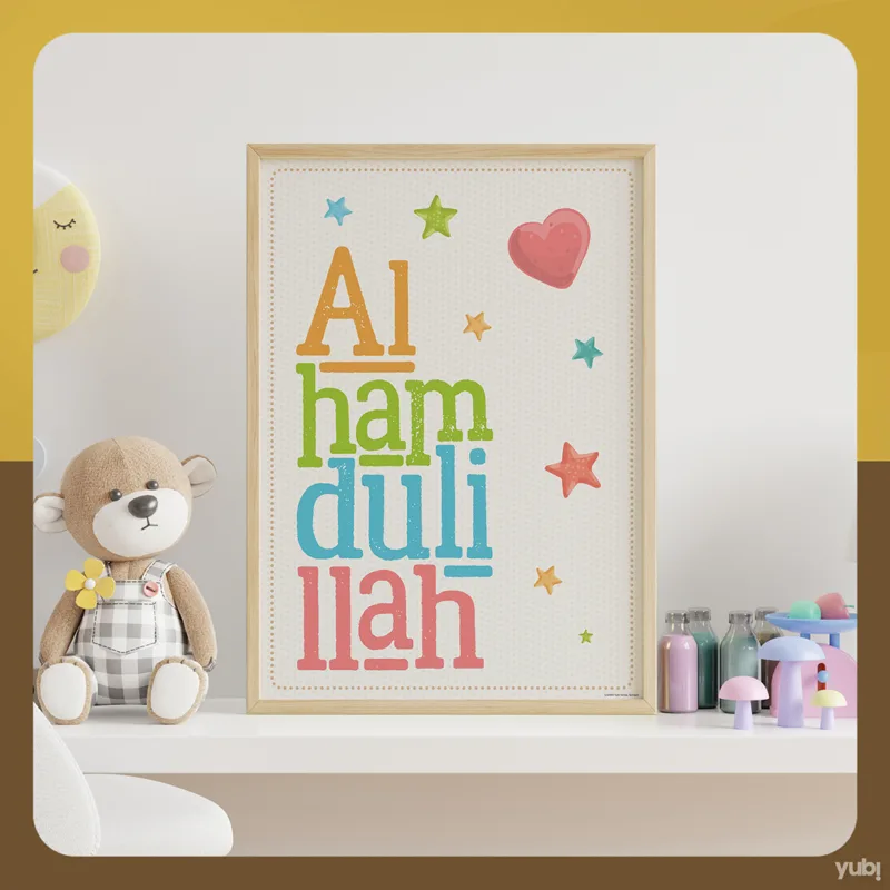 Ein Kinderzimmer mit einem Bilderrahmen an der Wand, auf dem in bunten Buchstaben "Al hamdulillah" steht, umgeben von Sternen und einem Herz. Daneben steht ein Teddybär in Karohosen auf einem weißen Regal neben kleinen Flaschen und einem Spielzeug.